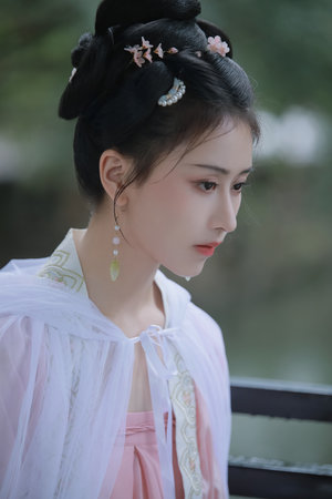 3男子小区内烤狗